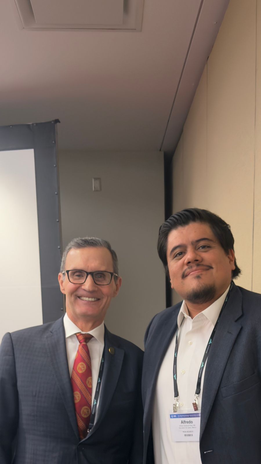 Dr. Sandoval Plata en sesión académica de cirugía de columna