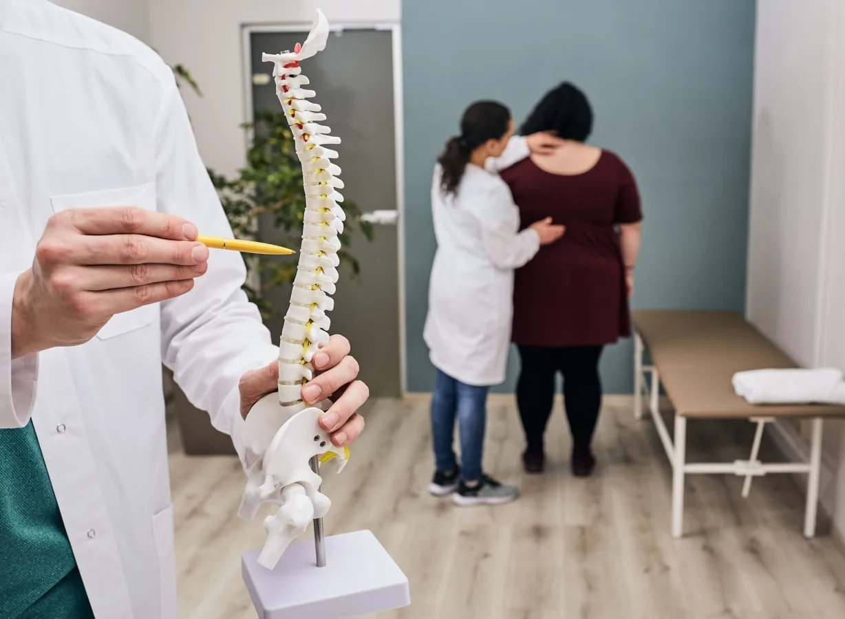 ¿Qué especialista trata las fracturas vertebrales?