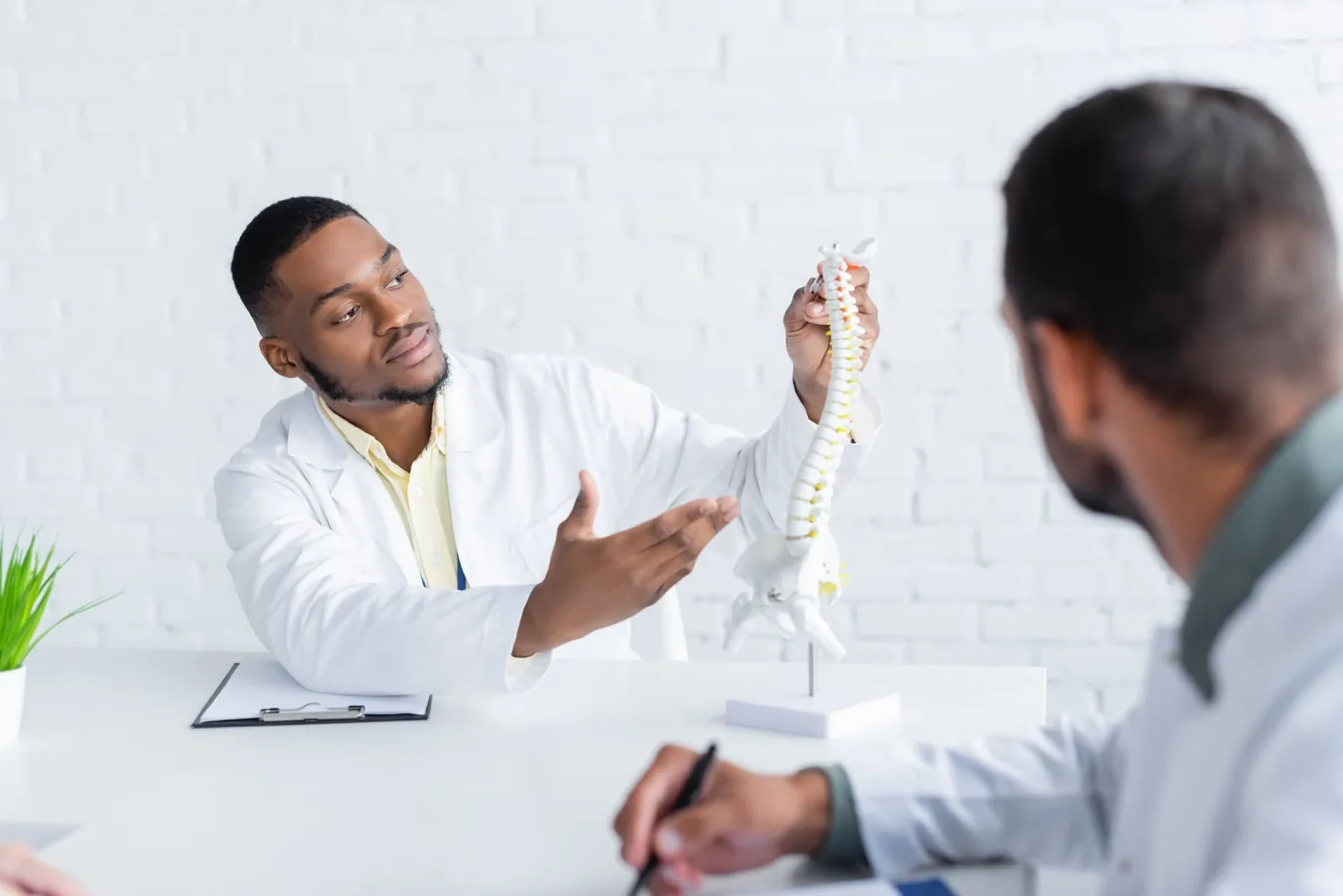 ¿Qué especialista trata la hernia discal torácica?